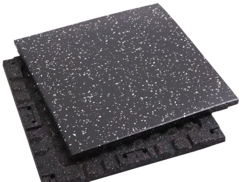 الجانب السفلي من حصيرة رياضية خارجية تظهر قنوات الصرف الصحي